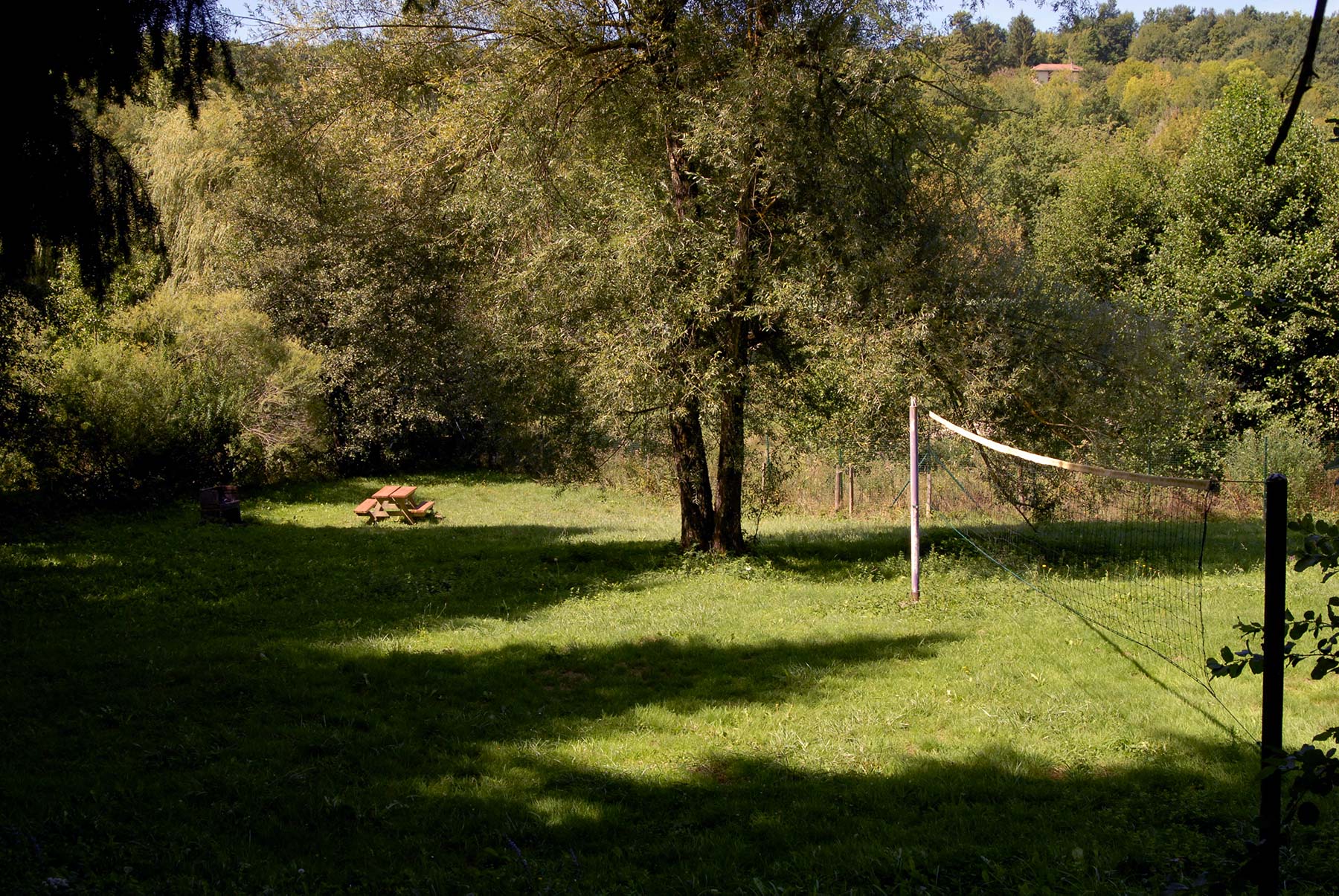 camping-Roybon-16-terrain-de-volley-table-pique-nique-barbecue-commun